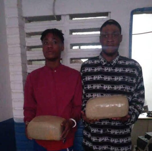 Arrestation de deux individus avec 90 kilos de produits suspectés d’être de la drogue dans les Nippes. La BLTS poursuit l’enquête pour démanteler un réseau en lien avec Grand-Ravine.